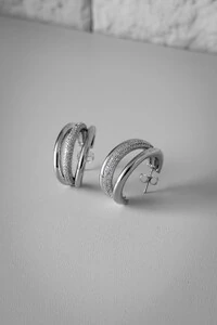 Brinco Argola Pavê Tripla | Banho de Ródio | Brilho Sofisticado