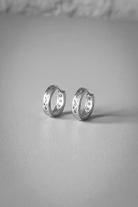 Argola Fecho Click Cravejada | Banho de Ródio | Moderna