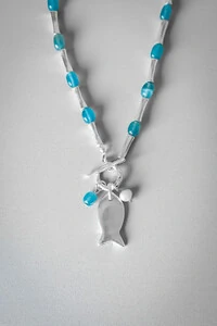 Colar Tubos e Pedras Azul | Pingente Peixe | Banho de Prata 925 | Artesanal