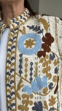 Casaco Bordado Linho Off White Círculos Azuis e Mostarda Tati Veste