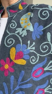 Casaco Bordado Linho Grafite Pássaros e Vaso de Flores Tati Veste