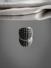 Anel Texturizado Bolinhas em Relevo | Prata 925 | Design Artesanal