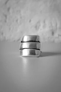 Anel Faixas Onduladas Ajustável | Banho de Prata 925 | Moderno