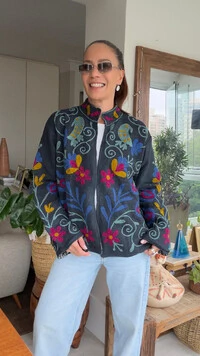 Casaco Bordado Linho Grafite Pássaros e Vaso de Flores Tati Veste