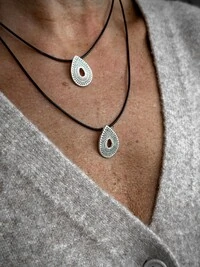 Colar Duplo Gota Tribal | Banho de Prata 925 | Couro Preto