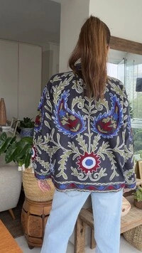 Casaco Bordado Sarja Preta Paisley Azul e Bordô Tati Veste