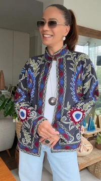 Casaco Bordado Sarja Preta Paisley Azul e Bordô Tati Veste