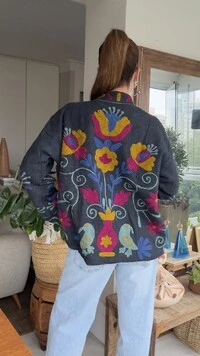 Casaco Bordado Linho Grafite Pássaros e Vaso de Flores Tati Veste
