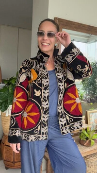 Casaco Bordado Veludo Preto Flores Bordô e Mostarda Tati Veste