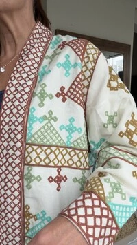 Casaco Quimono Bordado Algodão Off White Geométrico com Faixa Tati Veste