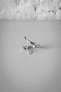 Anel Fio Twist Pontas Ajustável | Banho Ródio | Moderno