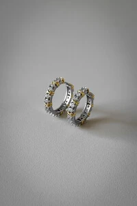 Brinco Argola Cravejada M | Detalhes Dourados | Banho de Ródio | Sofisticado