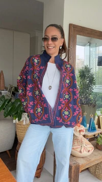 Casaco Bordado Sarja Azul Marinho Medalhões Terracota e Rosa Tati Veste