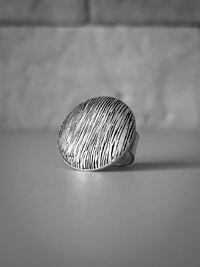 Anel Oval Textura Riscado Ajustável | Banho de Prata 925