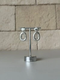 Brinco Oval Vazado Orgânico Pendente Banho de Prata