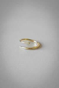 Anel Fio Twist Delicado Ajustável | Banho de Ouro 18k | Minimalista