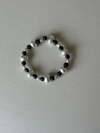 Pulseira Esferas e Resina Preta Banho de Prata