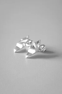 Brinco Esculpido Assimétrico | Banho Ródio | Contemporâneo