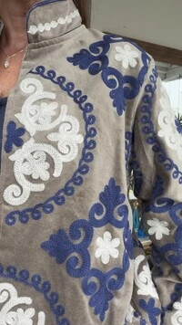 Casaco Bordado Veludo Taupe Medalhões Azul e Branco Tati Veste