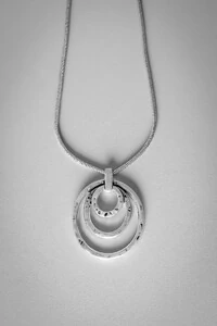 Colar Pingente Argolas Marteladas | Banho de Prata 925 | Moderno