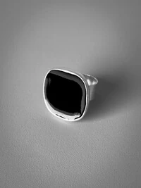 Anel Quadrado Arredondado Preta Ajustável | Banho de Prata 925 | Elegante