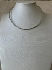 Choker Aro Rígido Fio Fino Banho de Ródio