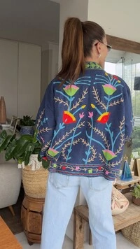 Casaco Bordado Linho Azul Marinho Flores Coloridas Tati Veste
