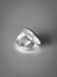 Anel Oval Textura Riscado Ajustável | Banho de Prata 925