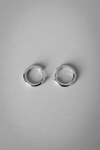 Argola Pavê Delicada | Banho de Ródio | Elegante