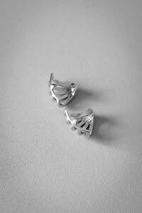 Piercing Cravejado Abas | Banho de Ródio | Luxo