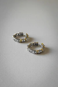 Brinco Argola Cravejada M | Detalhes Dourados | Banho de Ródio | Sofisticado