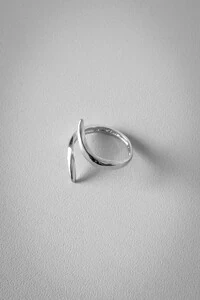 Anel Fio Twist Pontas Ajustável | Banho Ródio | Moderno