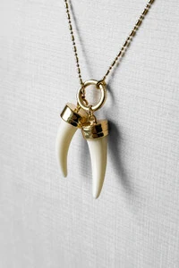 Colar Pingentes Dentes Brancos | Banho Ouro 18k | Poderoso