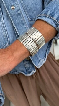 Bracelete Rígido Listrado Banho de Prata
