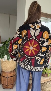 Casaco Bordado Veludo Preto Flores Bordô e Mostarda Tati Veste