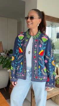 Casaco Bordado Linho Azul Marinho Flores Coloridas Tati Veste