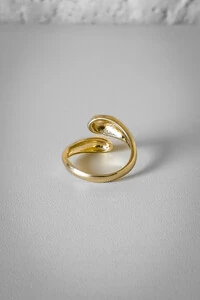 Anel Fio Twist Gota Ajustável | Banho de Ouro 18k | Moderno