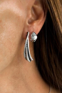 Brinco Pena Esculpida | Banho Prata 925 | Moderno