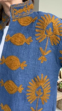 Casaco Bordado Linho Azul Romãs Mostarda Tati Veste