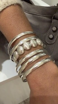 Pulseira Seixos Statement Ajustável em Banho de Prata | Tatsi