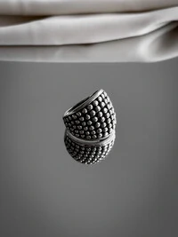 Anel Texturizado Bolinhas em Relevo | Prata 925 | Design Artesanal