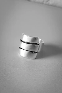 Anel Faixas Onduladas Ajustável | Banho de Prata 925 | Moderno