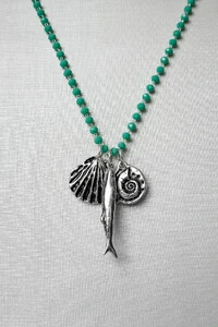 Colar Longo Patuá Sardinha Verde | Banho Prata 925 | Moderno