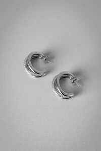 Brinco Argola Pavê Tripla | Banho de Ródio | Brilho Sofisticado