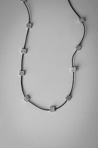 Colar Couro Quadrados Martelados | Banho de Prata 925 | Contemporâneo