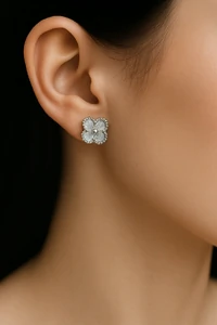 Brinco Trevo Prateado | Banho de Ródio | Moderno