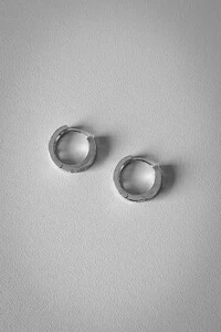 Argola Fecho Click Cravejada | Banho de Ródio | Moderna