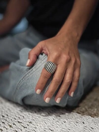 Anel Textura Ondas Ajustável | Banho de Prata 925 | Moderno