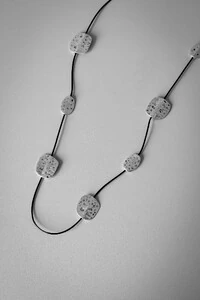 Colar Couro Placas Marteladas | Banho de Prata 925 | Moderno