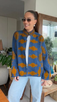 Casaco Bordado Linho Azul Romãs Mostarda Tati Veste